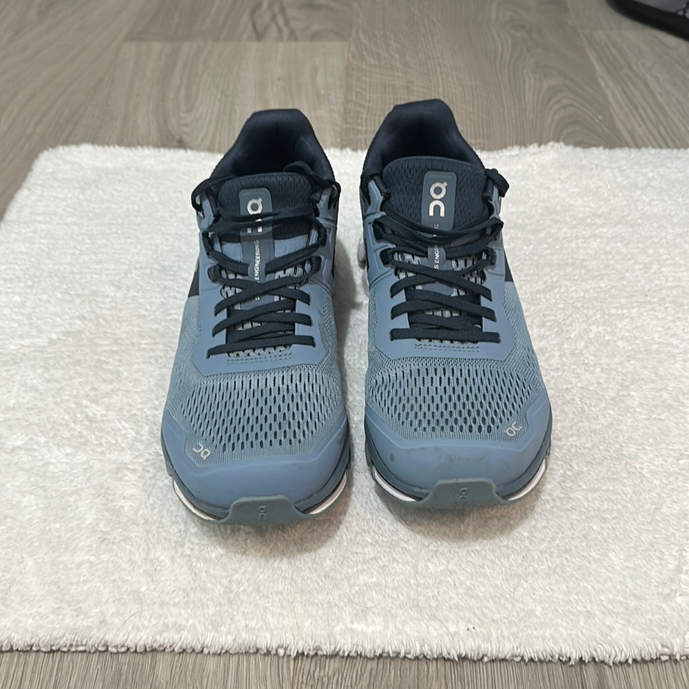 On cloud flow women’s size 9.5. Only worn a handful of times. Navy light blue
